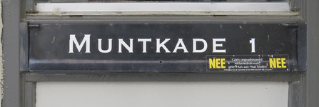 908485 Afbeelding van een liggende metalen brievenbus in de voordeur van het pand Muntkade 1 te Utrecht, met de tekst ...